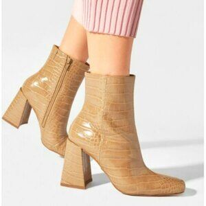 Like NEW! Beautiful Vera Moda nude ankle bootie with zipper size 7